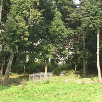 Старая часть кладбища у Свято-Духовская церковь.